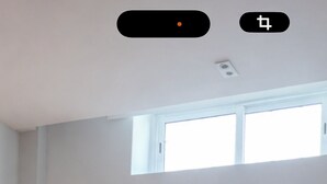 Ein Schlafzimmer mit einem Bett, einem Schminktisch und einem Fenster.