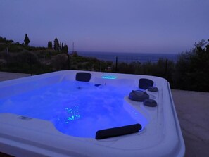 Outdoor spa tub - Vrbo Property (Sicilia)