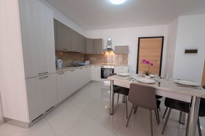 Kühlschrank, Herdplatte, Toaster