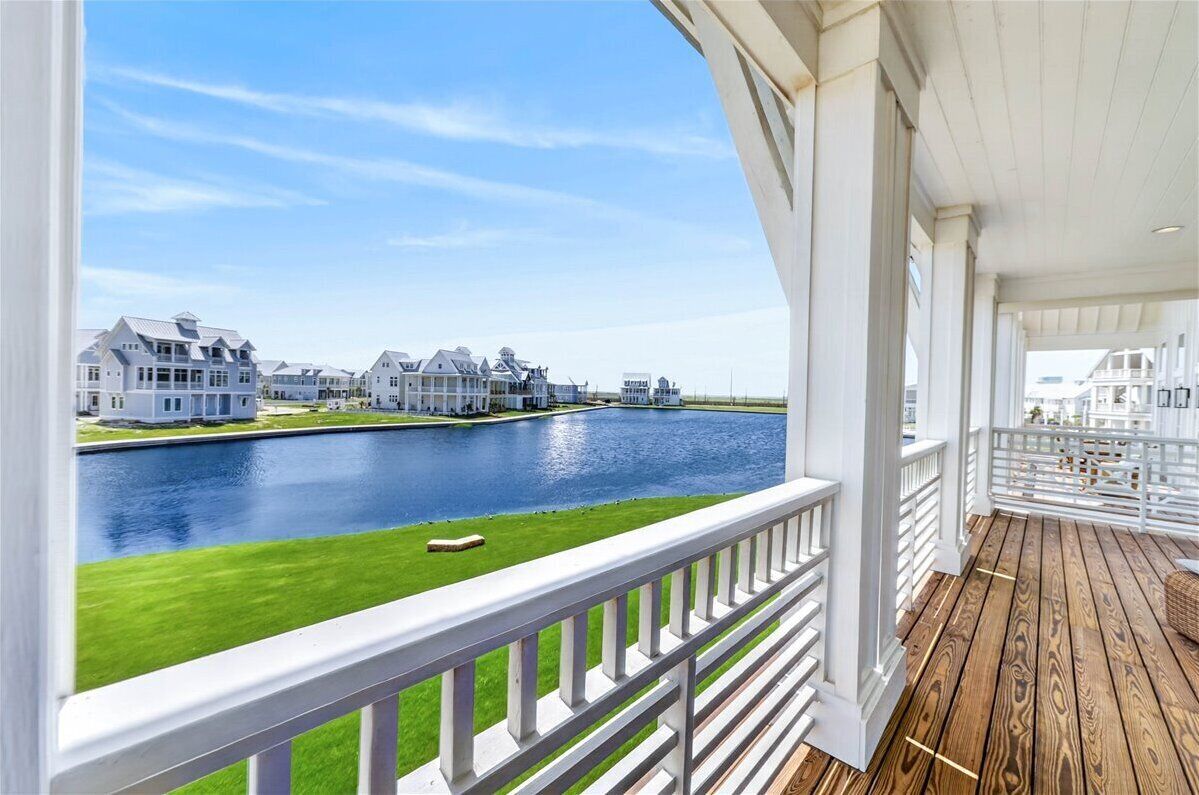Second floor balcony, with lake View!