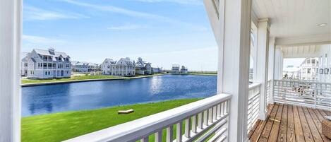 Second floor balcony, with lake View!