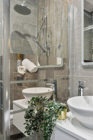 Bathroom - Spacious Apartment with a Balcony | Parking | 2 Bedrooms (Toruń)