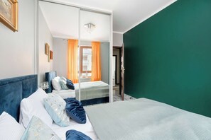 Schreibtisch, Bügeleisen/Bügelbrett, Reisekinderbett, WLAN