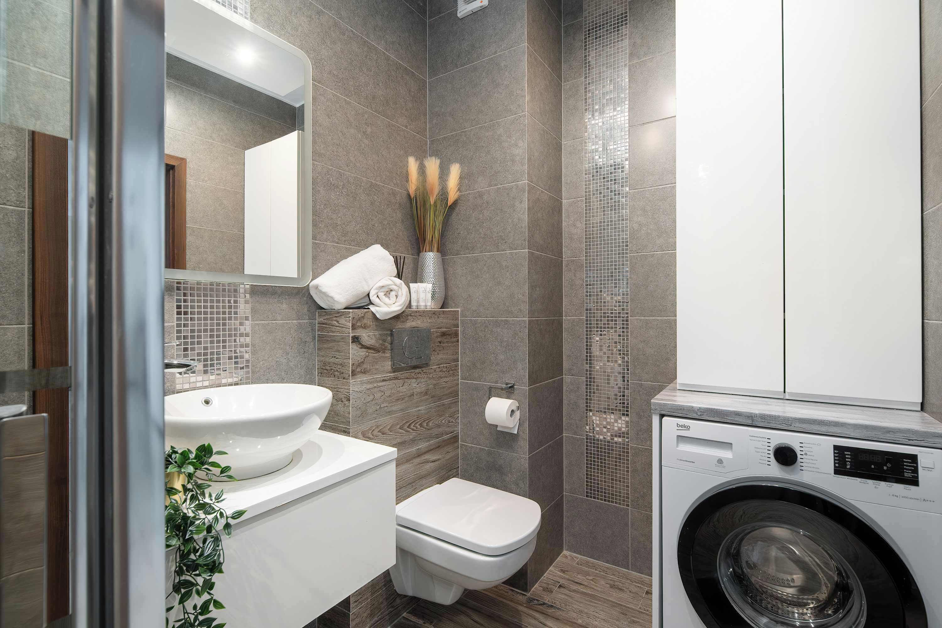 Dusche, Haartrockner, Handtücher, Shampoo