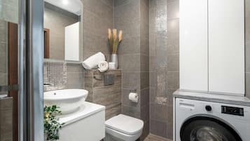 Dusche, Haartrockner, Handtücher, Shampoo