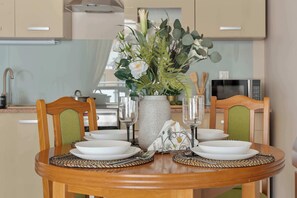 Dining - Spacious Apartment with a Balcony | Parking | 2 Bedrooms (Toruń)