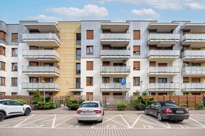 Exterior - Spacious Apartment with a Balcony | Parking | 2 Bedrooms (Toruń)