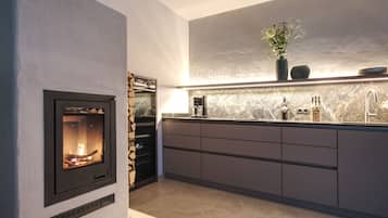 Coffee/tea maker, fridge, oven, stovetop