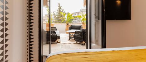 Deluxe Apartment, 1 King Bed, City View | Desk, laptop workspace, WiFi (free)