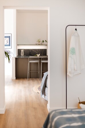 Apartment, 1 King-Bett, Balkon | Schreibtisch, laptopgeeigneter Arbeitsplatz, kostenloses WLAN