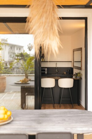 Deluxe-Apartment, 1 King-Bett, Stadtblick | Speisen