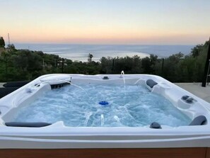 Outdoor spa tub - Vrbo Property (Sicilia)
