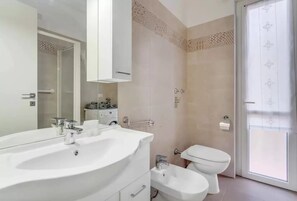 Hair dryer, towels, toilet paper - Vrbo Property (Milano)