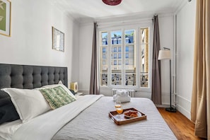 2 bedrooms, desk, iron/ironing board, travel cot - Charming 2BR near Jardin des Plantes, Paris 5th (Paris)