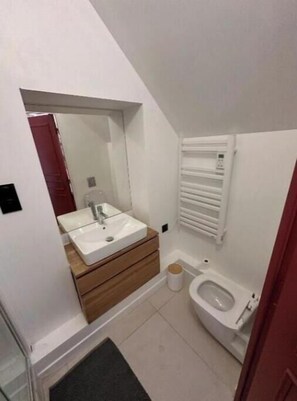 Een douche, een haardroger, handdoeken, zeep