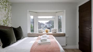Studio (Superior Studio) | Desk, laptop workspace, iron/ironing board, free WiFi