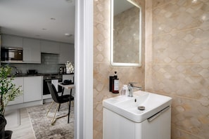 Studio (King Studio) | Bathroom | Shower, free toiletries, hair dryer, towels