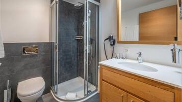Apartment, Balcony, City View | Bathroom