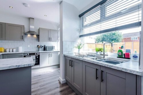 Pristine home with parking, ideal for contractors!