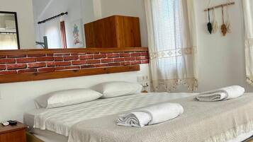 Family Quadruple Room | Desk, laptop workspace, blackout drapes, soundproofing