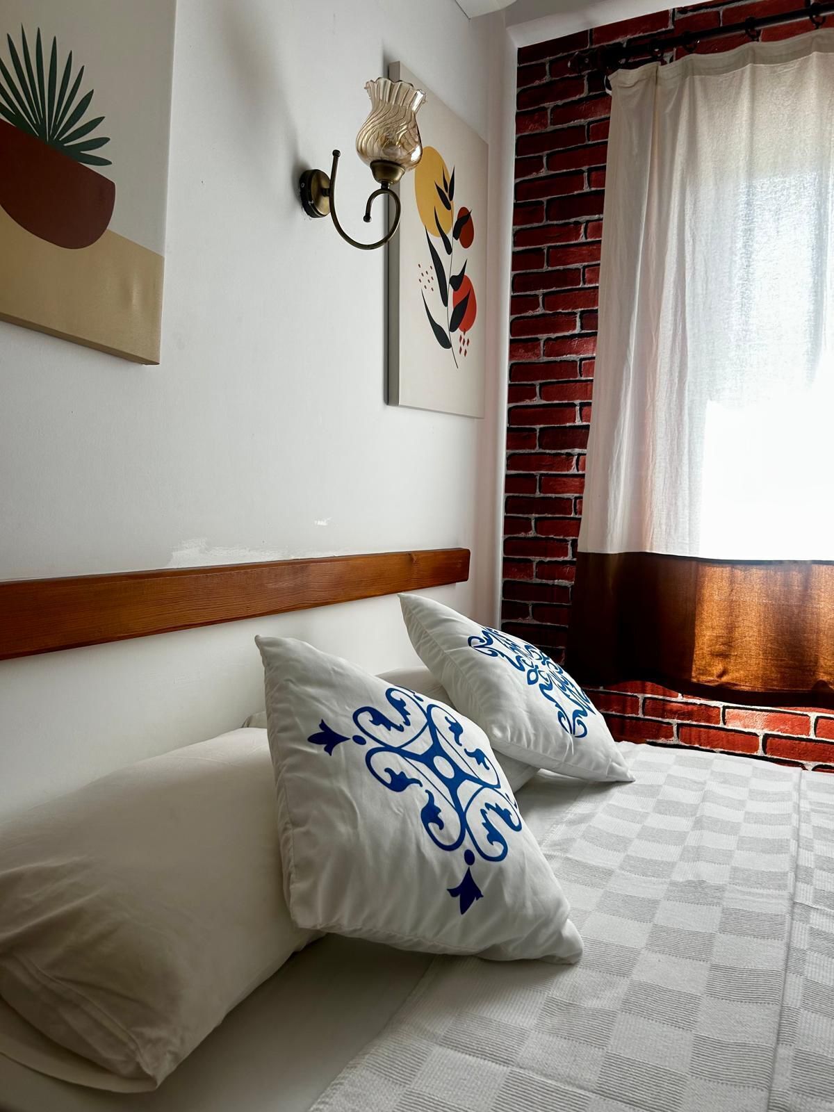Basic Room | Desk, laptop workspace, blackout curtains, soundproofing