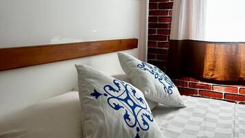 Basic Room | Desk, laptop workspace, blackout curtains, soundproofing