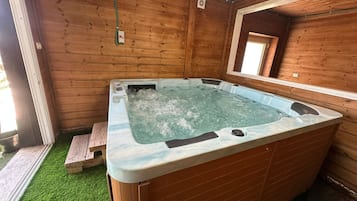 Indoor spa tub