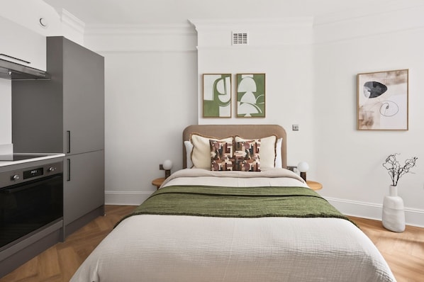 Apartment (Superior Double Room) | Desk, laptop workspace, iron/ironing board, WiFi (free) - Guestready - The Crescent (London)