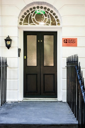 Apartment (Deluxe Double Room) | Desk, laptop workspace, iron/ironing board, WiFi (free) - Guestready - The Crescent (London)