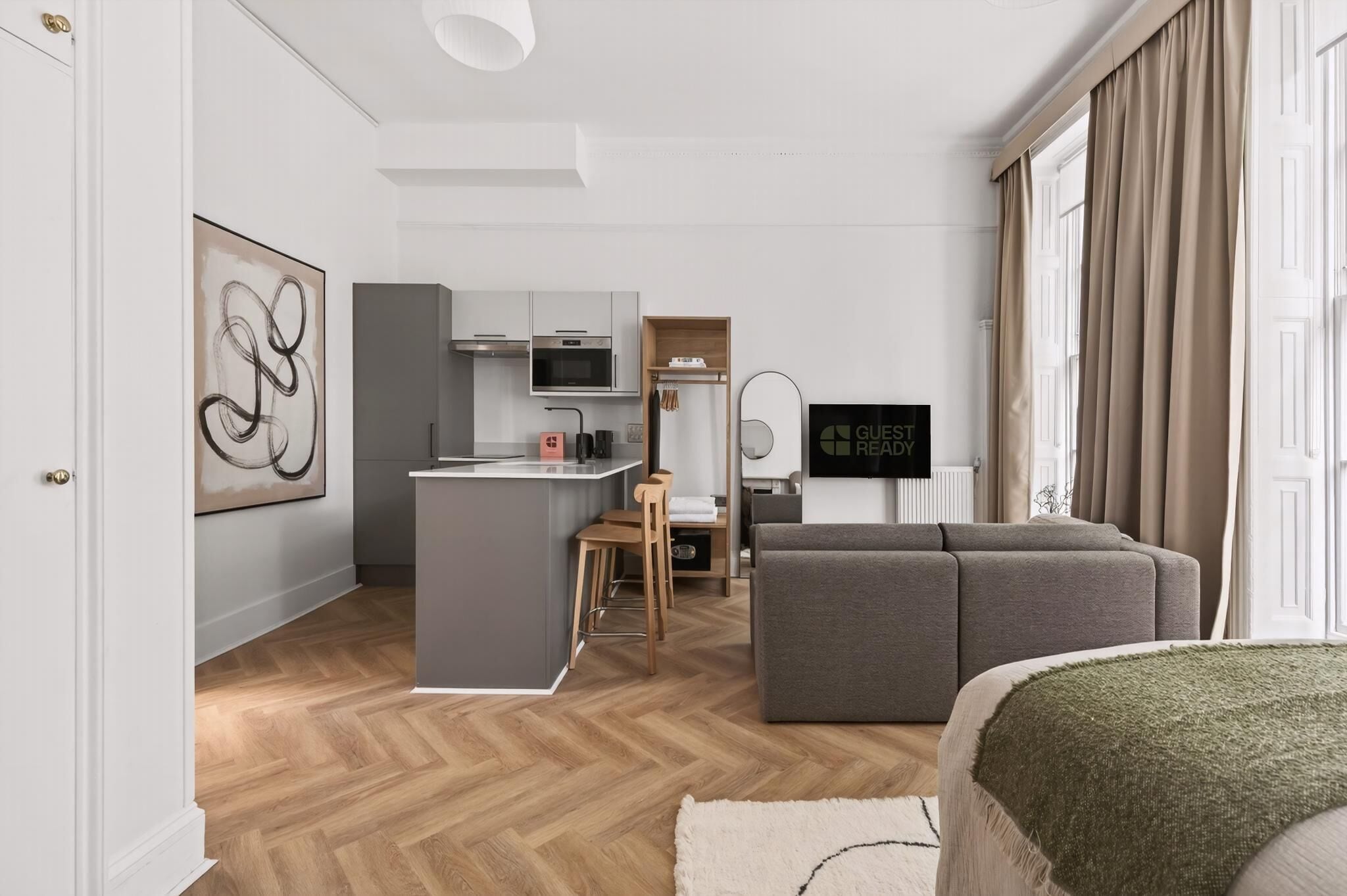 Un appartement moderne comprenant une cuisine, un coin repas et un salon.