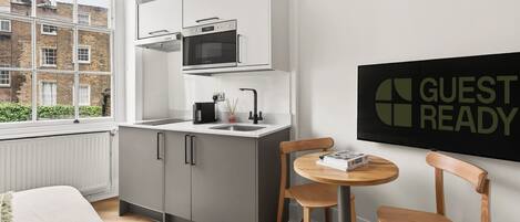Apartment (Large Double Room) | Private kitchen