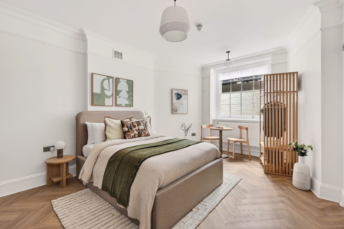 Appartamento (Superior Double Room) | Una scrivania, postazione laptop, ferro/asse da stiro, Wi-Fi gratuito