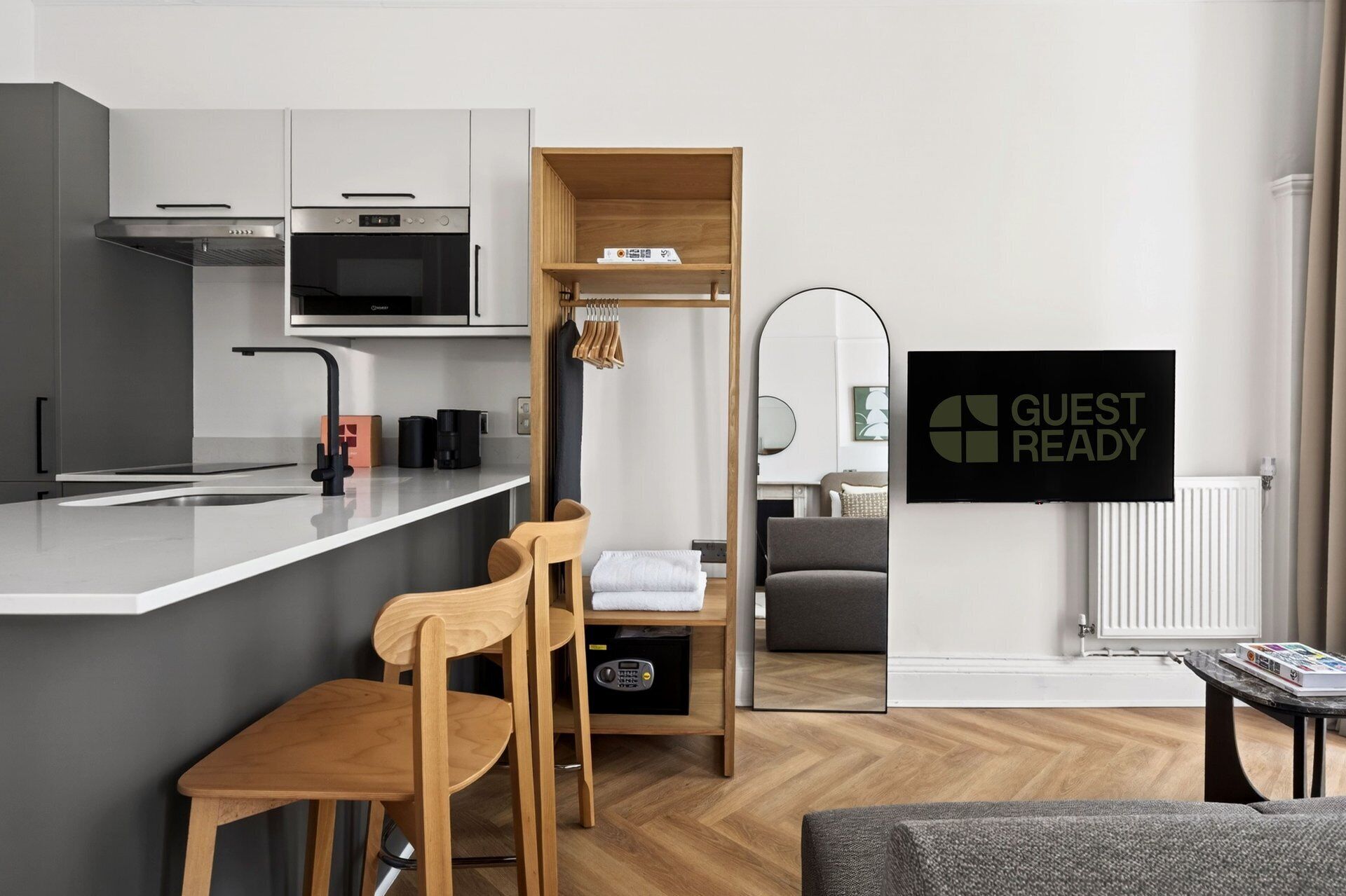 Apartment (Deluxe Double Room) | Private kitchen | Fridge, microwave