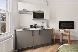 Apartment (Large Double Room) | Desk, laptop workspace, iron/ironing board, WiFi (free) - Guestready - The Crescent (London)