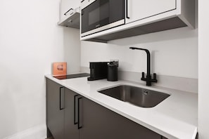 Apartment (Large Double Room) | Desk, laptop workspace, iron/ironing board, WiFi (free) - Guestready - The Crescent (London)