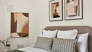 Apartment (Standard Double Room) | Desk, laptop workspace, iron/ironing board, WiFi (free) - Guestready - The Crescent (London)