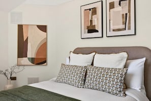 Appartamento (Standard Double Room) | Una scrivania, postazione laptop, ferro/asse da stiro, Wi-Fi gratuito