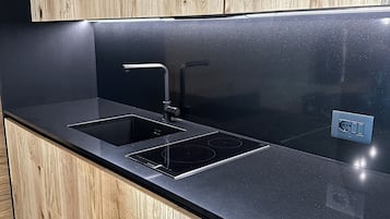 Appartement, uitzicht op bergen | Privékeuken | Een koelkast, een oven, een kookplaat, een vaatwasser