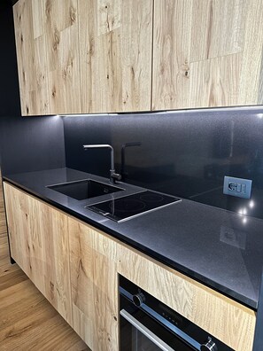 Apartament, vistes a la muntanya | Cuina privada | Frigorífic, forn, placa de cuina i rentaplats 