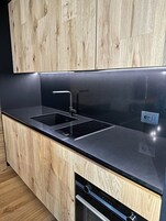 Home 1 | Cocina privada | Frigorífico, horno, placa de cocina y lavavajillas