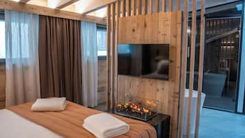 Deluxe Apartment, Mountain View | In-room safe, free WiFi