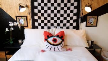 Apartment (One-Bedroom Apartment) | Iron/ironing board, WiFi (free), bed sheets