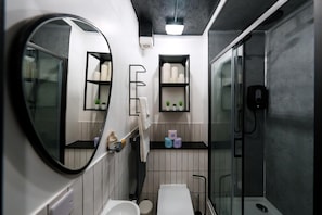 شقة (One-Bedroom Apartment) | حمام | تجهيزات دش، مجففات شعر، مناشف، صابون