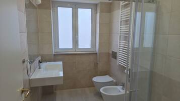 Apartemen Comfort | Kamar mandi | Shower, pengering rambut, handuk, dan tisu toilet