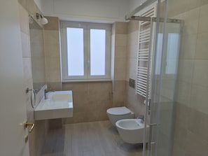 Comfort Apartment | Bathroom | Shower, hair dryer, towels, toilet paper - Residence Five (Fondi)