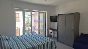 Comfort-Apartment | Schreibtisch, laptopgeeigneter Arbeitsplatz, Bügeleisen/Bügelbrett