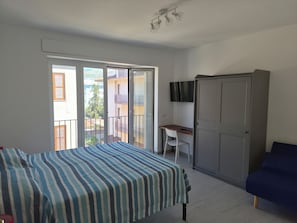 Comfort Apartment | Desk, laptop workspace, iron/ironing board, free WiFi - Residence Five (Fondi)