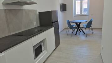 Apartemen Comfort | Dapur pribadi | Lemari es, kompor, mesin pencuci piring, dan kursi makan untuk bayi