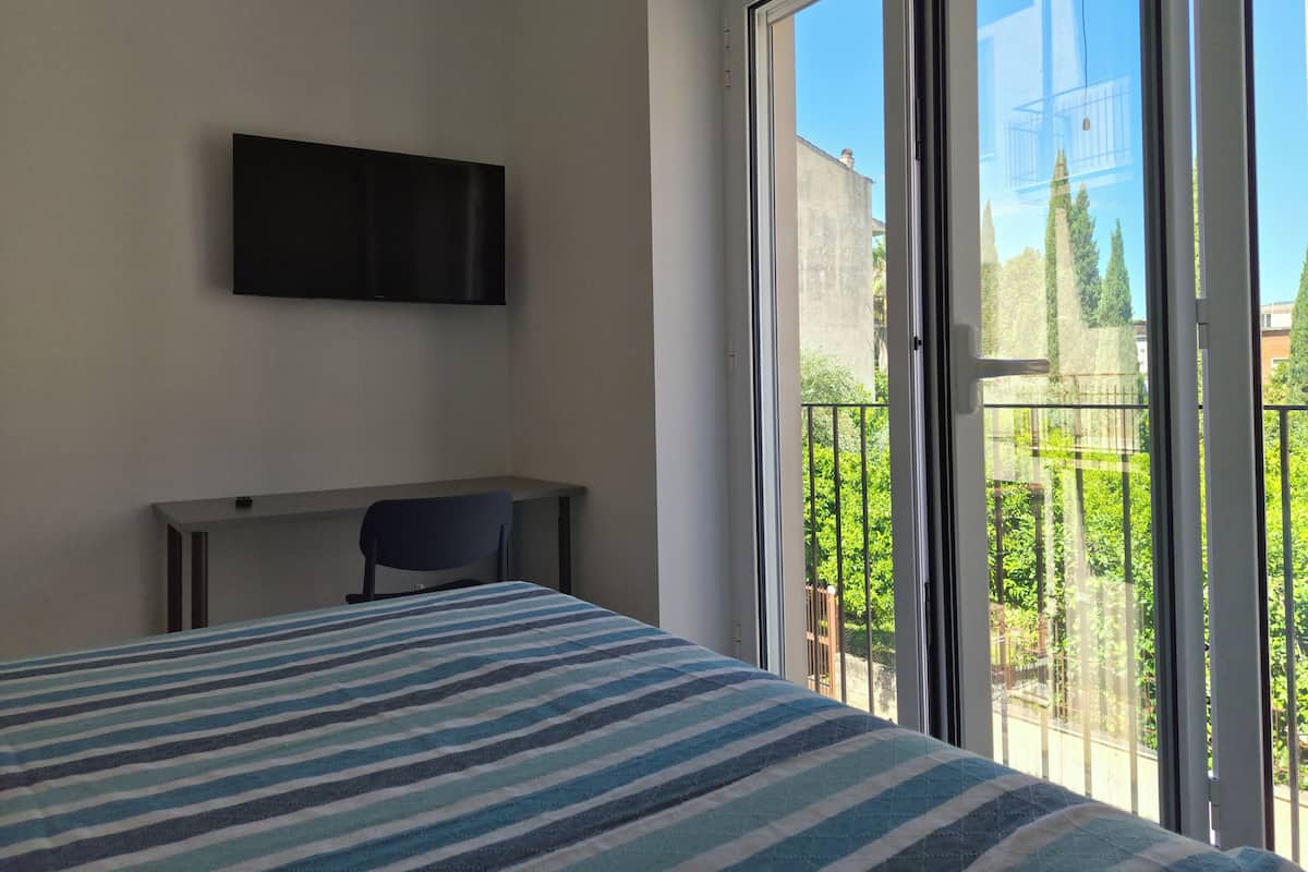 Departamento Confort | Escritorio y espacio para trabajar con laptop