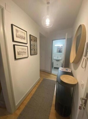 Shower, hair dryer, towels, soap - Vrbo Property (Basel)